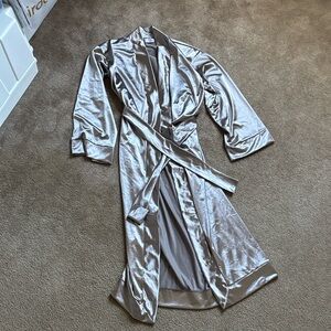Laina Rauma Elegant Satin Robe in Silver